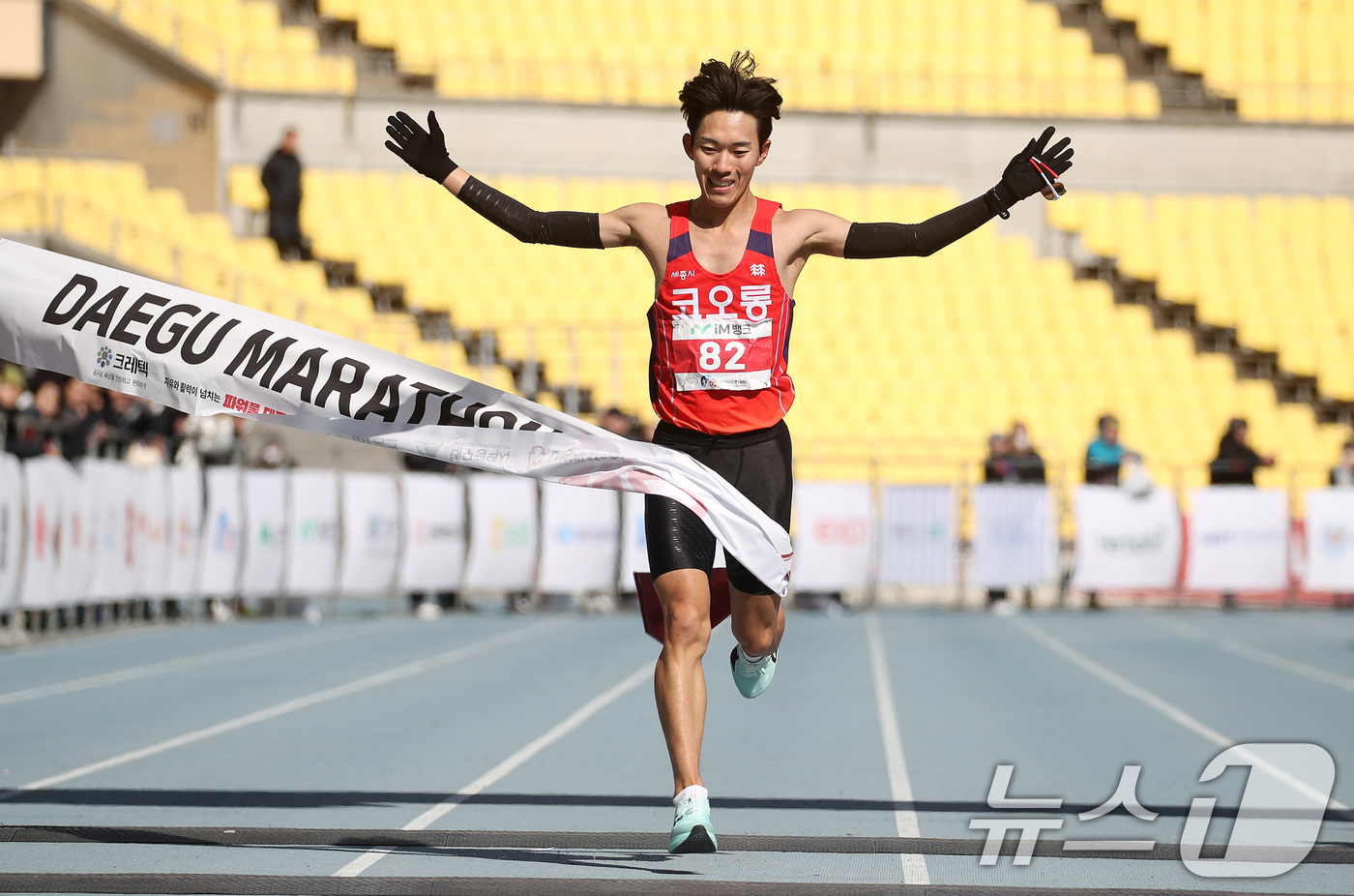 (대구=뉴스1) 공정식 기자 = 23일 오전 대구 수성구 대구스타디움 일원에서 열린 '2025 대구마라톤대회'에서 박민호(코오롱)가 국내부 남자 1위로 결승선을 통과하고 있다. 2 …