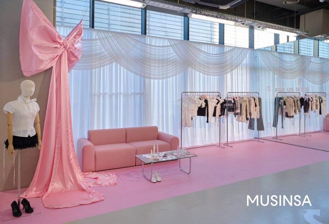 본문 이미지 - 무신사 "넥스트 인 패션' 팝업에 포어링의 25SS 컬렉션이 전시된 모습.(무신사제공)