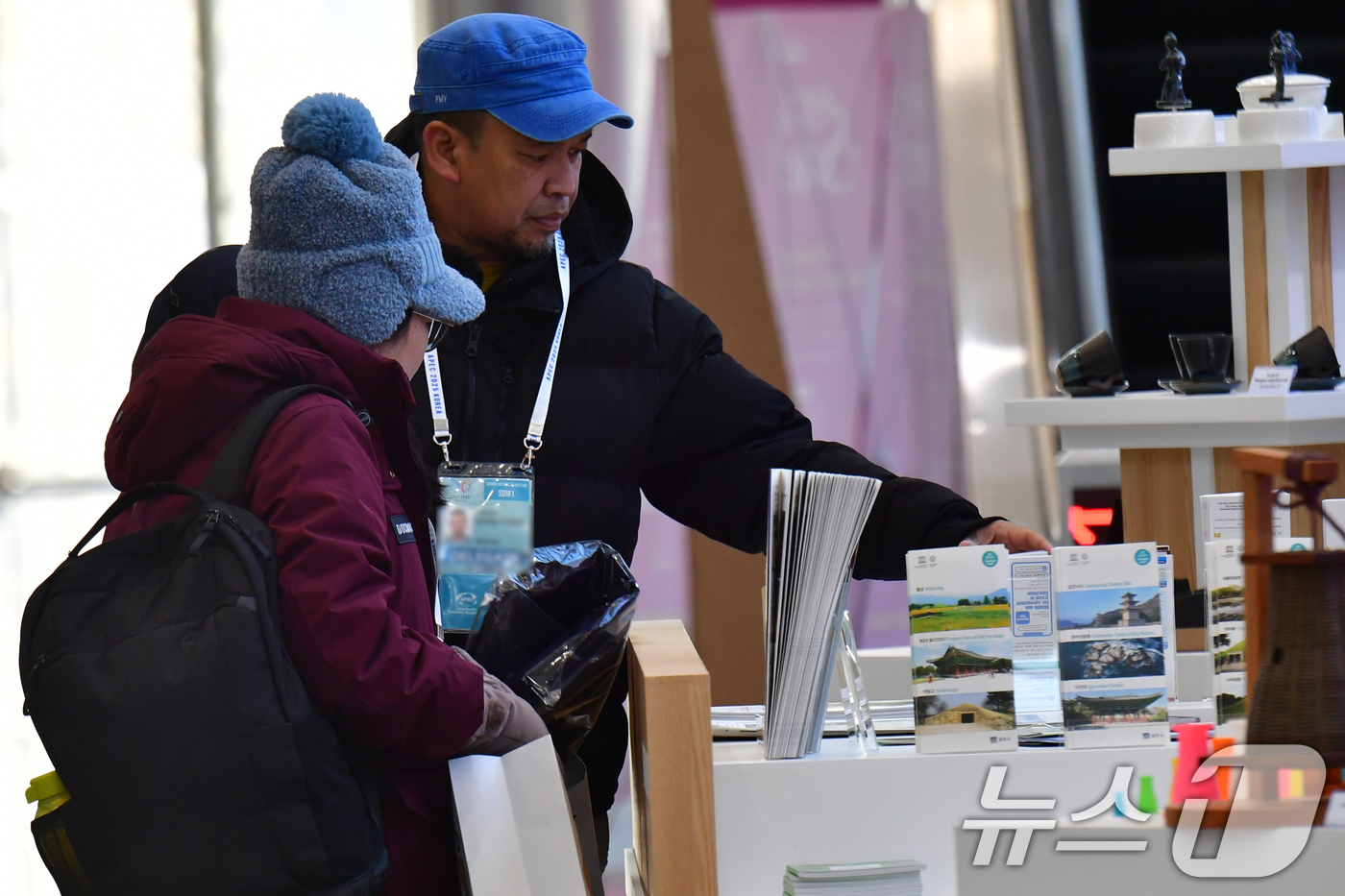 (경주=뉴스1) 최창호 기자 = APEC 고위관리회의(SOM1) 개막을 하루 앞둔 23일 회의장인 경북 경주시 보문단지 내 화백컨벤션센터에서 막바지 준비에 한창인 가운데 일찍 도착 …