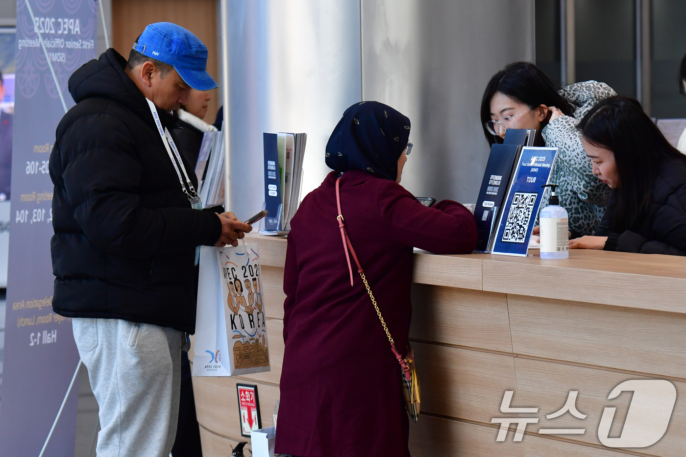 (경주=뉴스1) 최창호 기자 = APEC 고위관리회의(SOM1) 개막을 하루 앞둔 23일 회의장인 경북 경주시 보문단지 내 화백컨벤션센터에서 막바지 준비에 한창인 가운데 회원국 대 …