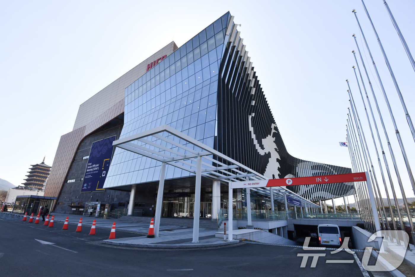 (경주=뉴스1) 최창호 기자 = APEC 고위관리회의(SOM1) 개막을 하루 앞둔 23일 회의장인 경북 경주시 보문단지 내 화백컨벤션센터에서 막바지 준비에 한창이다.이번 회의는 2 …