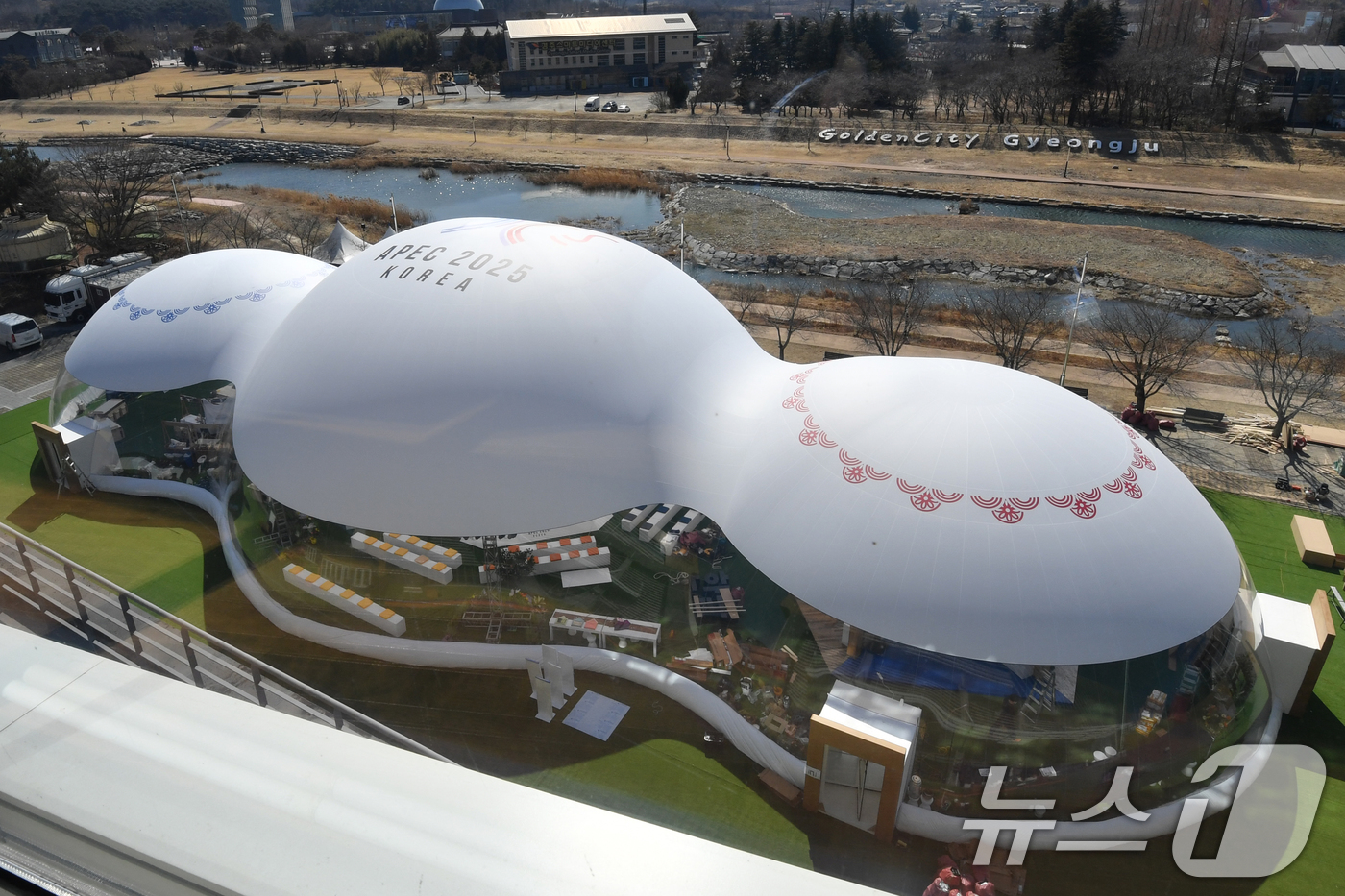 (경주=뉴스1) 최창호 기자 = APEC 고위관리회의(SOM1) 개막을 하루 앞둔 23일 회의장인 경북 경주시 보문단지 내 화백컨벤션센터에서 막바지 준비에 한창인 가운데 한복 등 …