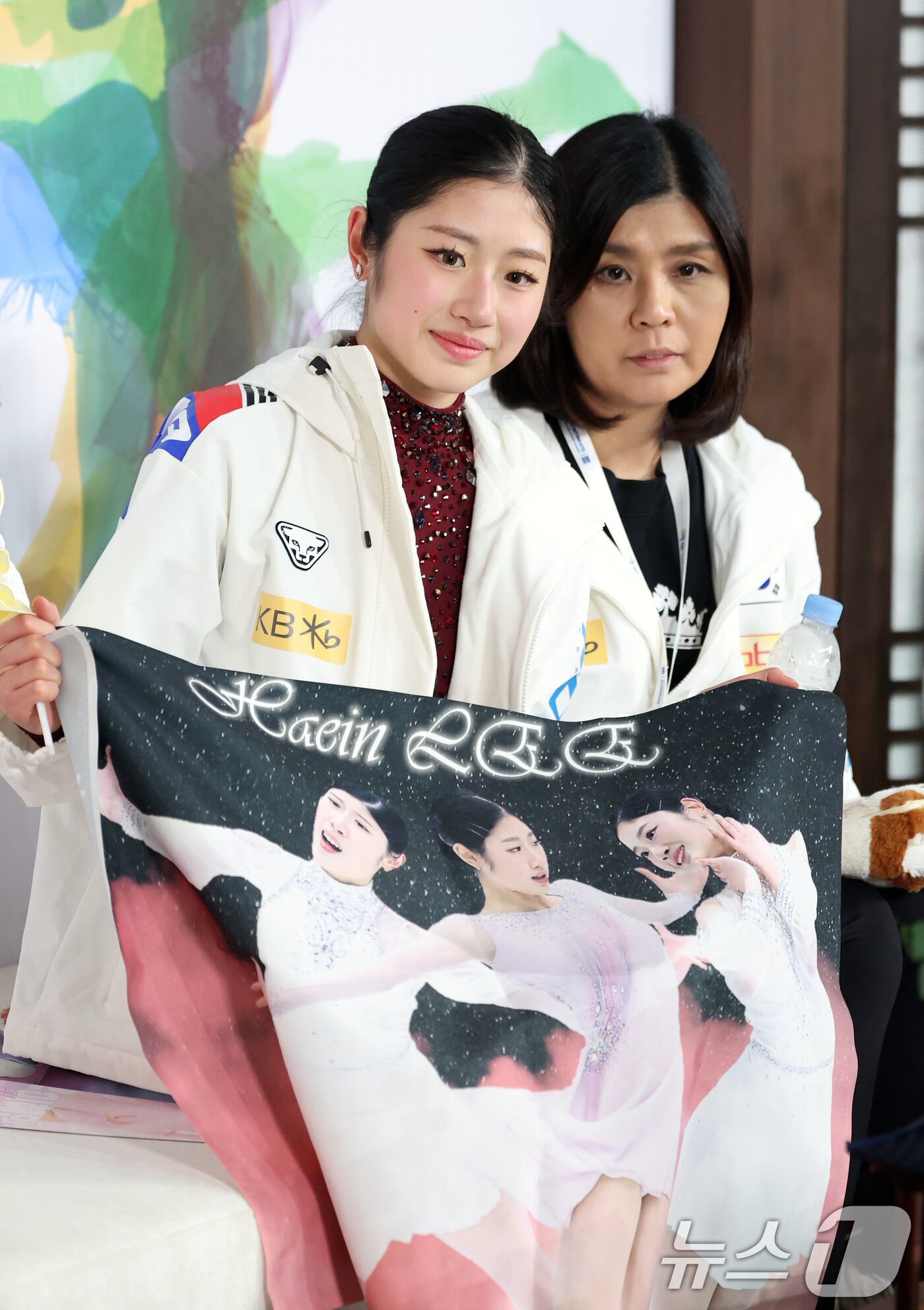 본문 이미지 - 피겨 이해인이 23일 오후 서울 양천구 목동 아이스링크에서 열린 2025 ISU 사대륙 피겨스케이팅 선수권대회 여자 싱글 프리스케이팅에서 멋진 연기를 선보인 뒤 키스 앤 크라이 존에서 기념 촬영을 하고 있다. 2025.2.23/뉴스1 ⓒ News1 김진환 기자