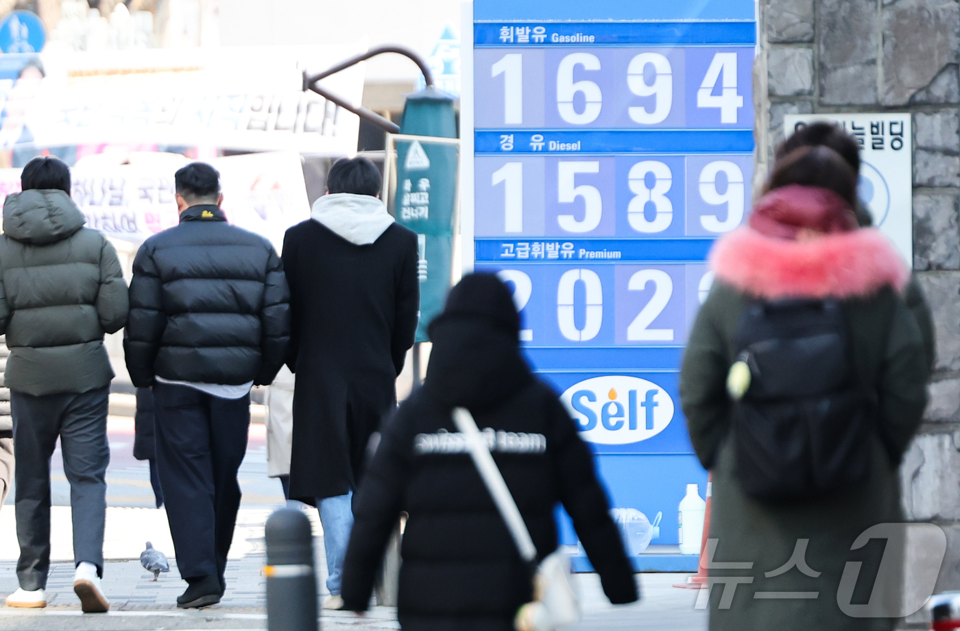 (서울=뉴스1) 허경 기자 = 주유소 휘발유와 경유 가격이 각각 3주, 2주 연속으로 하락한 23일 서울 도심의 한 주유소에 휘발유와 경유 가격이 표시되어 있다. 한국석유공사 유가 …
