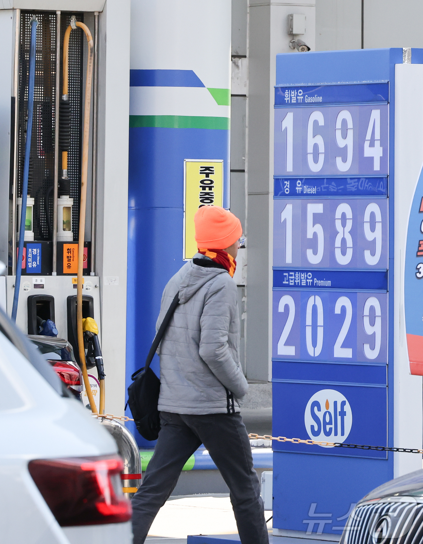 (서울=뉴스1) 허경 기자 = 주유소 휘발유와 경유 가격이 각각 3주, 2주 연속으로 하락한 23일 서울 도심의 한 주유소에 휘발유와 경유 가격이 표시되어 있다. 한국석유공사 유가 …