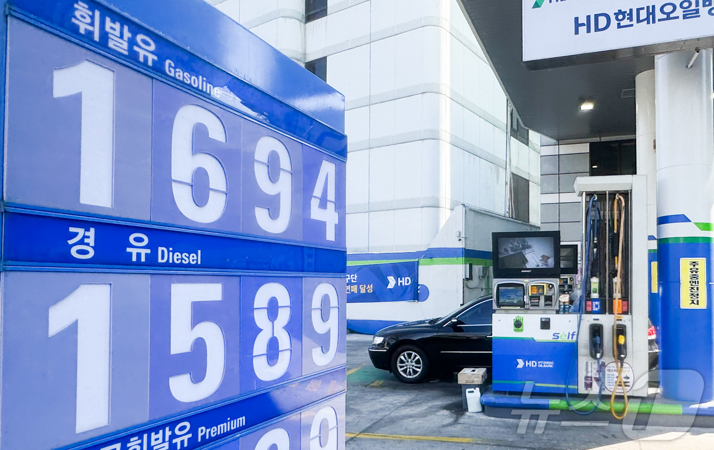 (서울=뉴스1) 허경 기자 = 주유소 휘발유와 경유 가격이 각각 3주, 2주 연속으로 하락한 23일 서울 도심의 한 주유소에 휘발유와 경유 가격이 표시되어 있다. 한국석유공사 유가 …