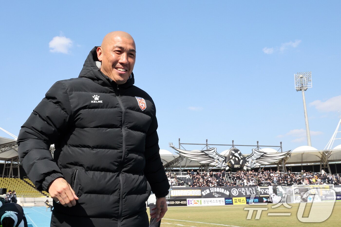 본문 이미지 - 화성FC 차두리 감독이 23일 오후 경기 성남 탄천종합운동장에서 열린 하나은행 K리그2 2025 시즌 개막전 성남FC와 화성FC의 경기에 입장하고 있다. 2025.2.23/뉴스1 ⓒ News1 이동해 기자