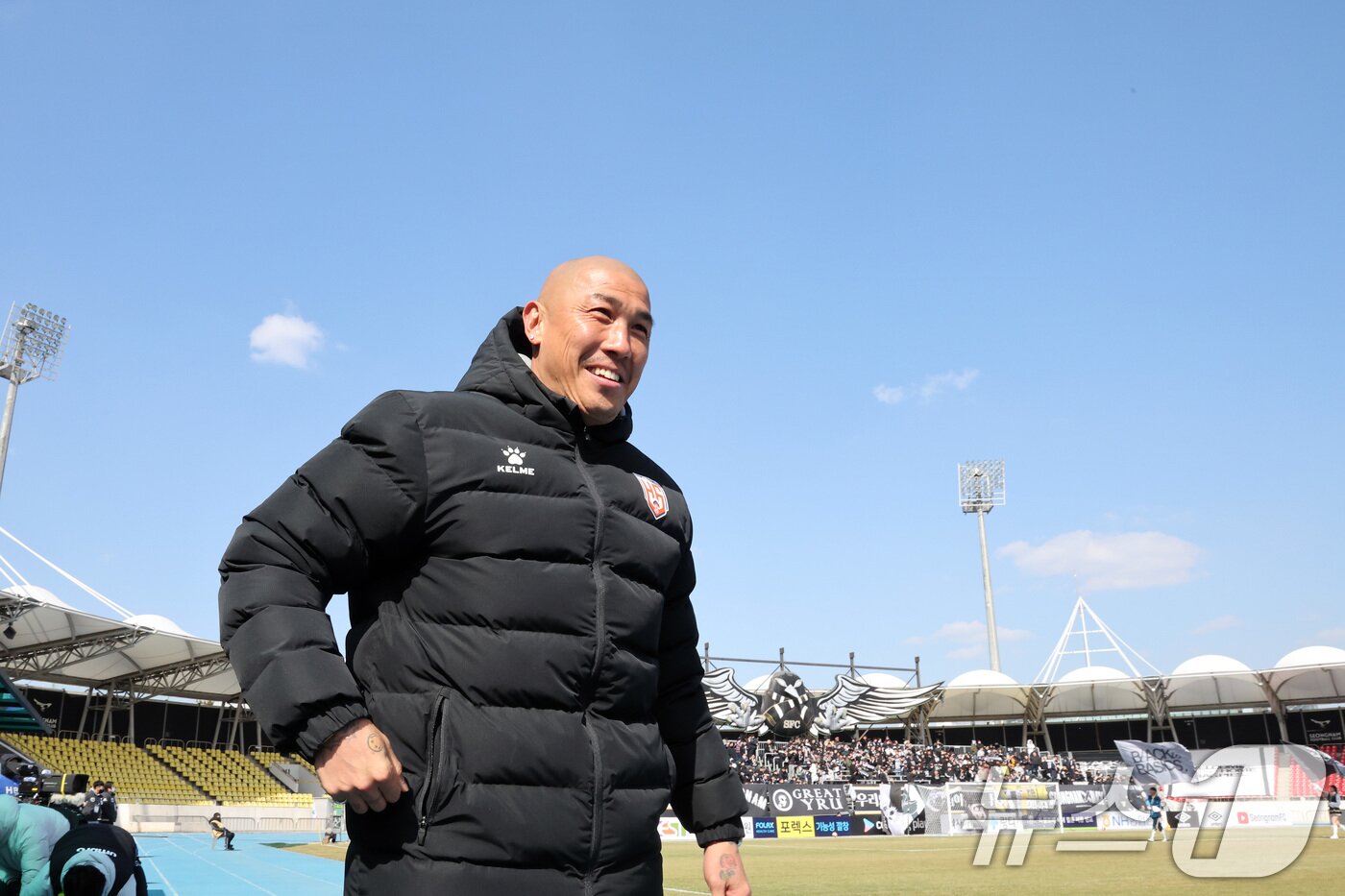 본문 이미지 - 화성FC 차두리 감독이 23일 오후 경기 성남 탄천종합운동장에서 열린 하나은행 K리그2 2025 시즌 개막전 성남FC와 화성FC의 경기에 입장하고 있다. 2025.2.23/뉴스1 ⓒ News1 이동해 기자