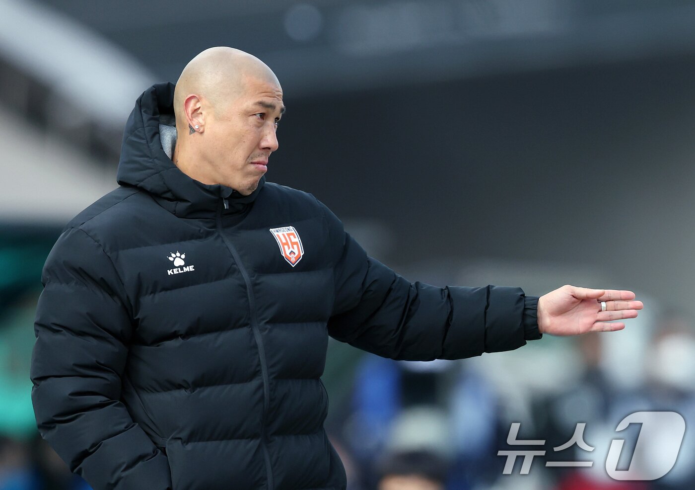 본문 이미지 - 화성FC 차두리 감독이 23일 오후 경기 성남 탄천종합운동장에서 열린 하나은행 K리그2 2025 시즌 개막전 성남FC와 화성FC의 경기에서 선수들에게 지시를 내리고 있다. 2025.2.23/뉴스1 ⓒ News1 이동해 기자