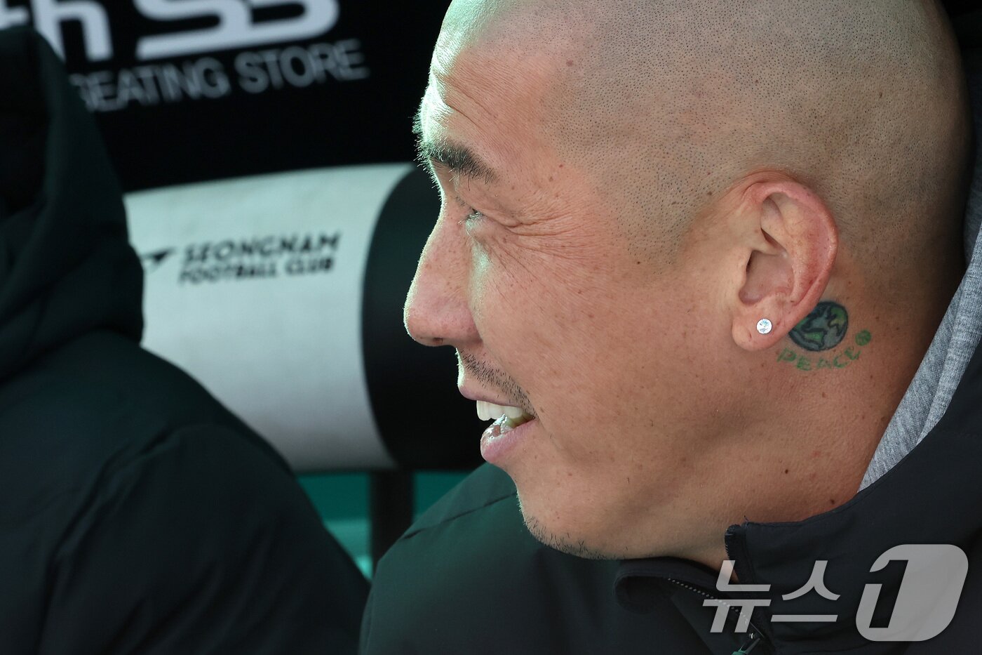 본문 이미지 - 화성FC 차두리 감독이 23일 오후 경기 성남 탄천종합운동장에서 열린 하나은행 K리그2 2025 시즌 개막전 성남FC와 화성FC의 경기에 앞서 선수들을 바라보고 있다. 2025.2.23/뉴스1 ⓒ News1 이동해 기자