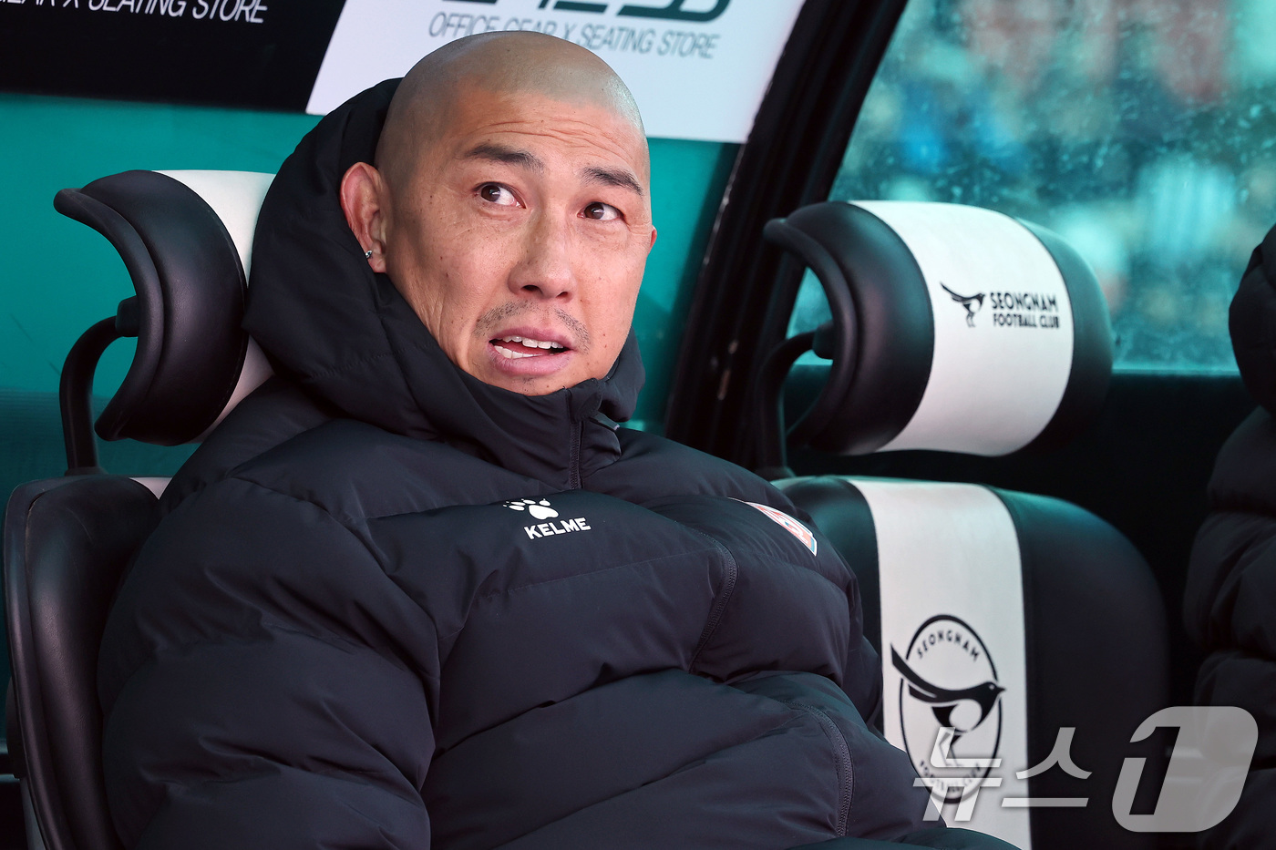 (성남=뉴스1) 이동해 기자 = 화성FC 차두리 감독이 23일 오후 경기 성남 탄천종합운동장에서 열린 하나은행 K리그2 2025 시즌 개막전 성남FC와 화성FC의 경기에 앞서 선수 …