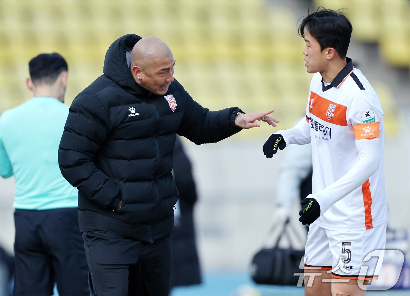 본문 이미지 - 화성FC 차두리 감독이 23일 오후 경기 성남 탄천종합운동장에서 열린 하나은행 K리그2 2025 시즌 개막전 성남FC와 화성FC의 경기에서 선수들에게 지시를 내리고 있다. 2025.2.23/뉴스1 ⓒ News1 이동해 기자