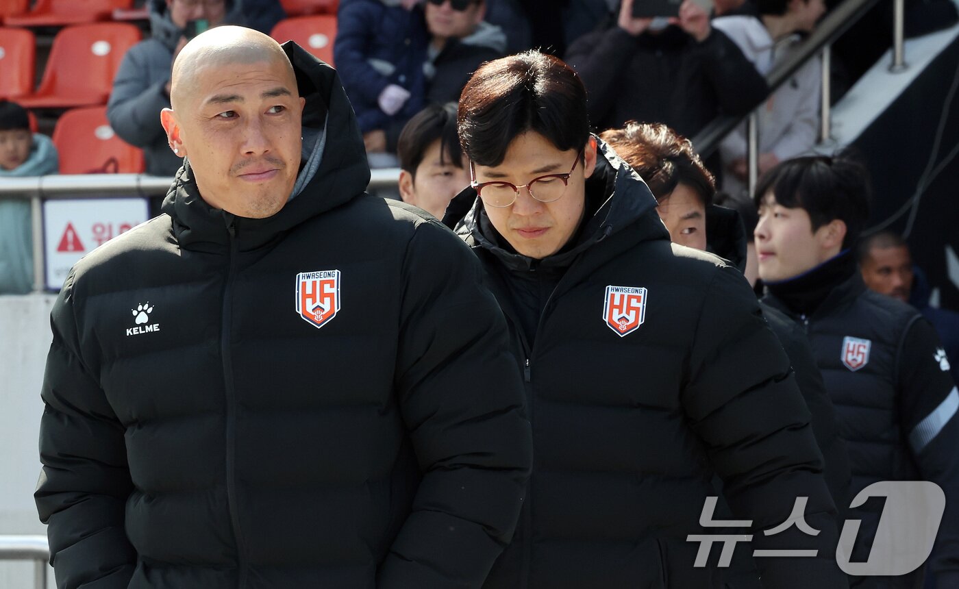 본문 이미지 - 화성FC 차두리 감독이 23일 오후 경기 성남 탄천종합운동장에서 열린 하나은행 K리그2 2025 시즌 개막전 성남FC와 화성FC의 경기에 입장하고 있다. 2025.2.23/뉴스1 ⓒ News1 이동해 기자