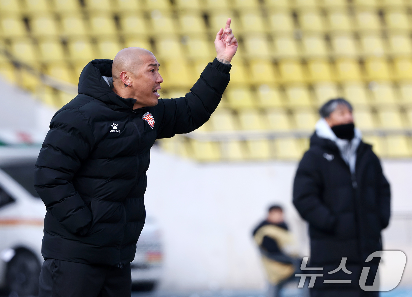 (성남=뉴스1) 이동해 기자 = 화성FC 차두리 감독이 23일 오후 경기 성남 탄천종합운동장에서 열린 하나은행 K리그2 2025 시즌 개막전 성남FC와 화성FC의 경기에서 선수들에 …