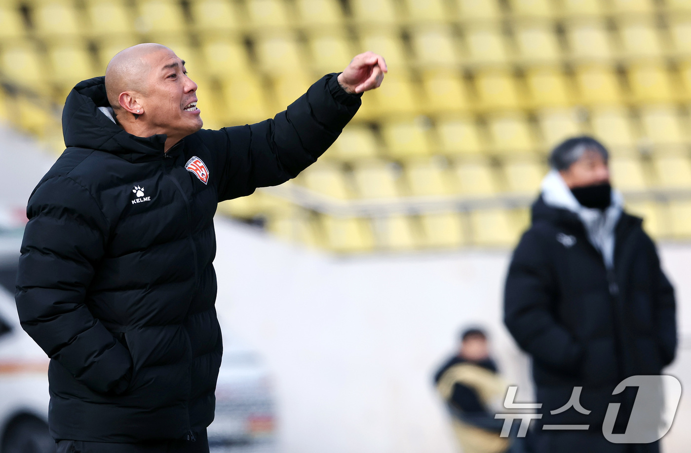 (성남=뉴스1) 이동해 기자 = 화성FC 차두리 감독이 23일 오후 경기 성남 탄천종합운동장에서 열린 하나은행 K리그2 2025 시즌 개막전 성남FC와 화성FC의 경기에서 선수들에 …