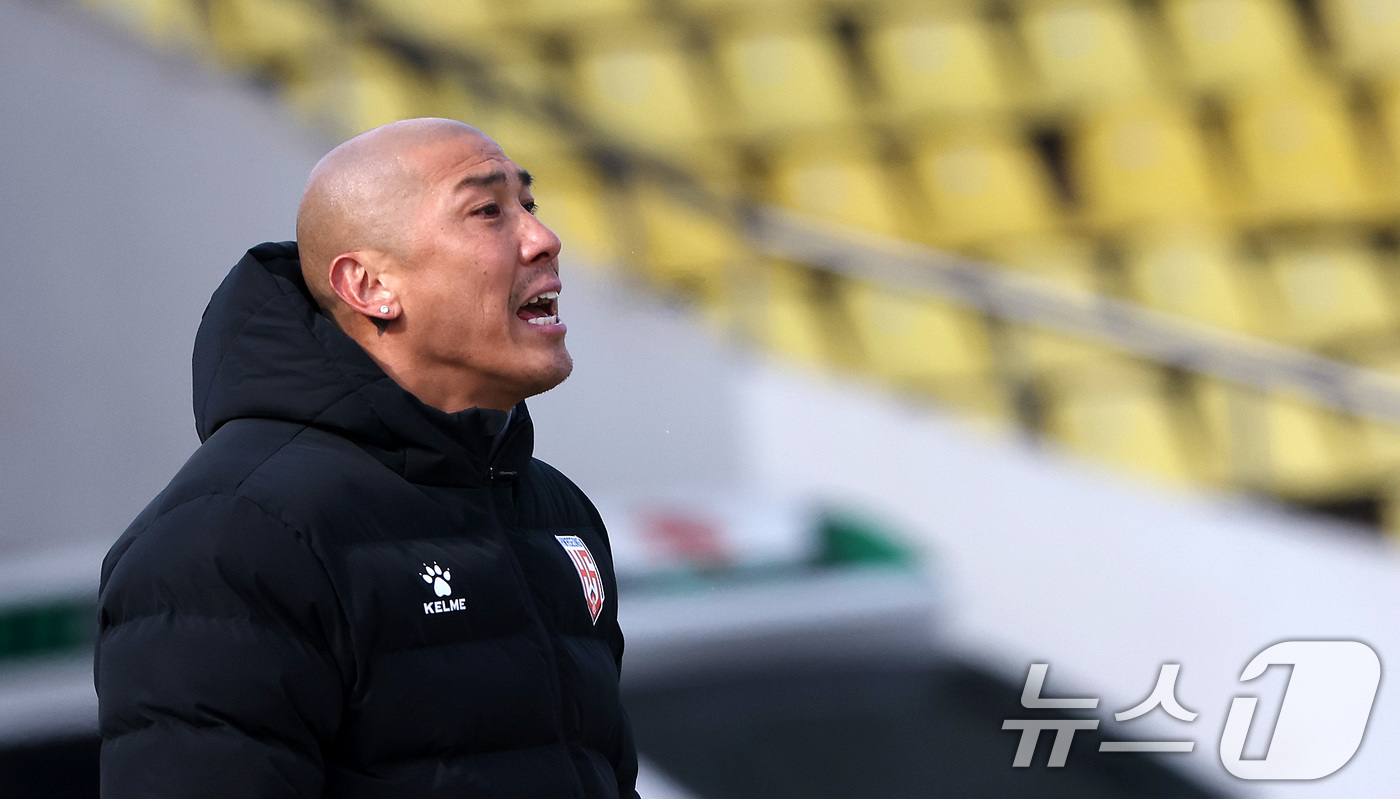 (성남=뉴스1) 이동해 기자 = 화성FC 차두리 감독이 23일 오후 경기 성남 탄천종합운동장에서 열린 하나은행 K리그2 2025 시즌 개막전 성남FC와 화성FC의 경기에서 선수들에 …
