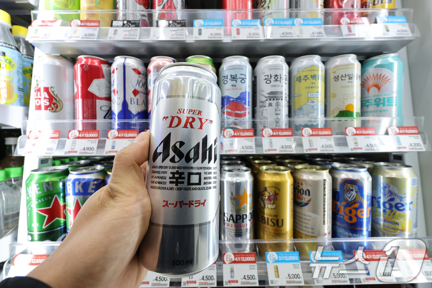 (서울=뉴스1) 신웅수 기자 = 수입 맥주 1위인 일본 맥주 아사히가 삼일절에 가격 인상을 단행한다.업계에 따르면 아사히 맥주 가격(편의점 판매가 기준)이 3월 1일부터 8~20% …