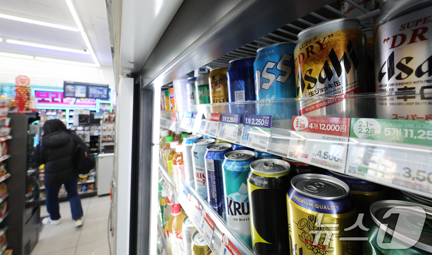 (서울=뉴스1) 신웅수 기자 = 수입 맥주 1위인 일본 맥주 아사히가 삼일절에 가격 인상을 단행한다.업계에 따르면 아사히 맥주 가격(편의점 판매가 기준)이 3월 1일부터 8~20% …