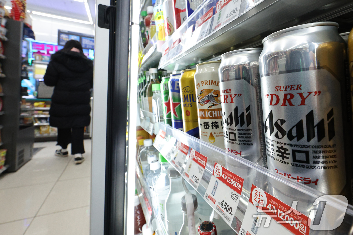 (서울=뉴스1) 신웅수 기자 = 수입 맥주 1위인 일본 맥주 아사히가 삼일절에 가격 인상을 단행한다.업계에 따르면 아사히 맥주 가격(편의점 판매가 기준)이 3월 1일부터 8~20% …