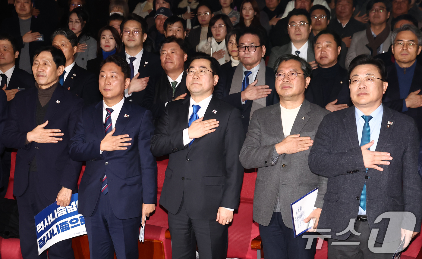 (서울=뉴스1) 김민지 기자 = 박찬대 더불어민주당 원내대표(앞줄 가운데)가 23일 오후 서울 여의도 국회 의원회관에서 열린 먹사니즘 전국 네트워크 발대식에서 참석자들과 국민의례를 …