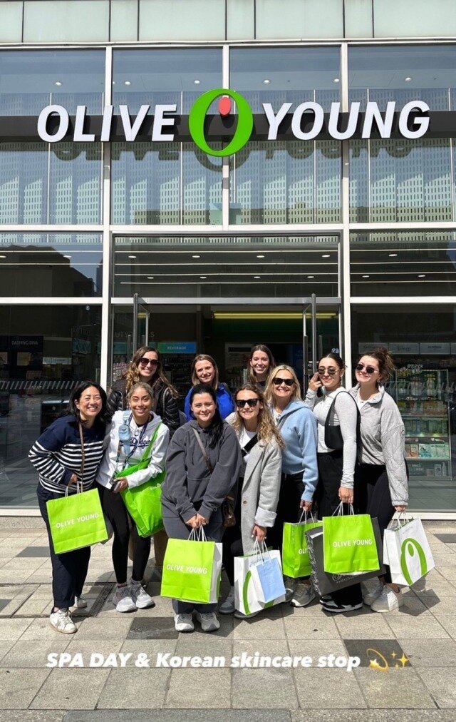 본문 이미지 - LA 다저스 선수단 아내들이 지난해 3월 올리브영 언주역점을 방문한 모습.(인스타그램캡처)