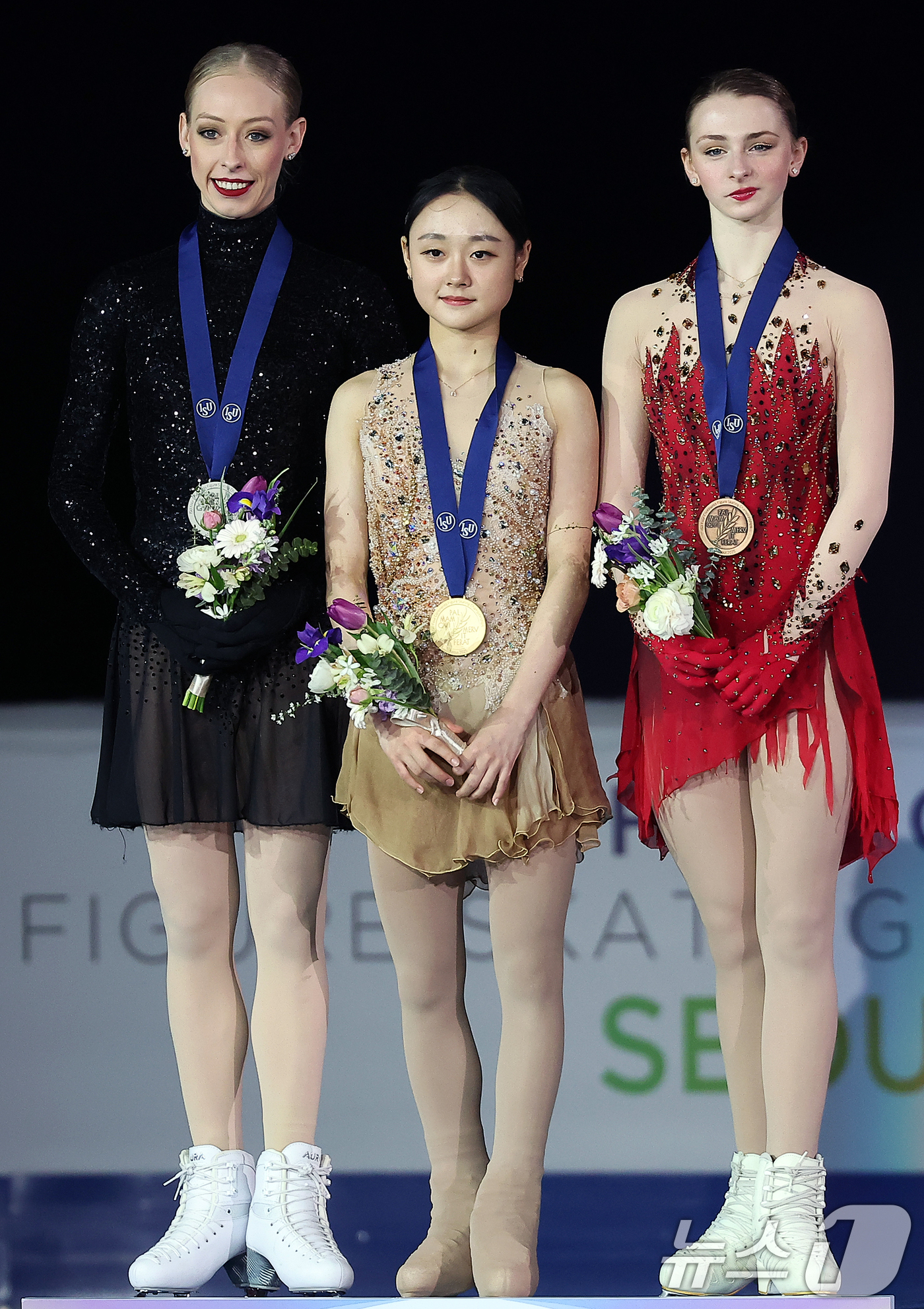 (서울=뉴스1) 김진환 기자 = 2025 ISU 사대륙 피겨스케이팅 선수권대회 여자 싱글 프리스케이팅에서 금메달을 차지한 김채연을 비롯한 수상자들이 23일 오후 서울 양천구 목동 …