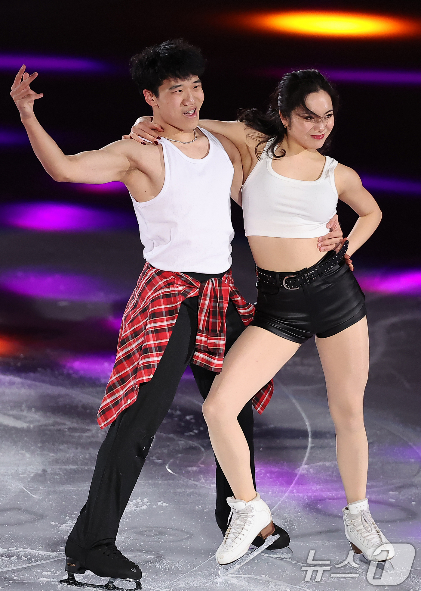 (서울=뉴스1) 김진환 기자 = 아이스댄스 임해나·권예가 23일 서울 양천구 목동아이스링크에서 열린 2025 ISU 사대륙 피겨스케이팅 선수권대회 갈라공연에서 멋진 연기를 선보이고 …