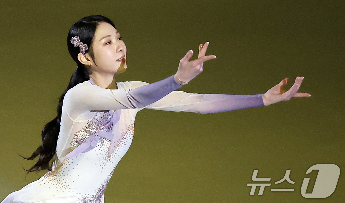 (서울=뉴스1) 김진환 기자 = 최다빈이 23일 서울 양천구 목동아이스링크에서 열린 2025 ISU 사대륙 피겨스케이팅 선수권대회 갈라공연에서 퍼포먼스를 펼치고 있다. 2025.2 …