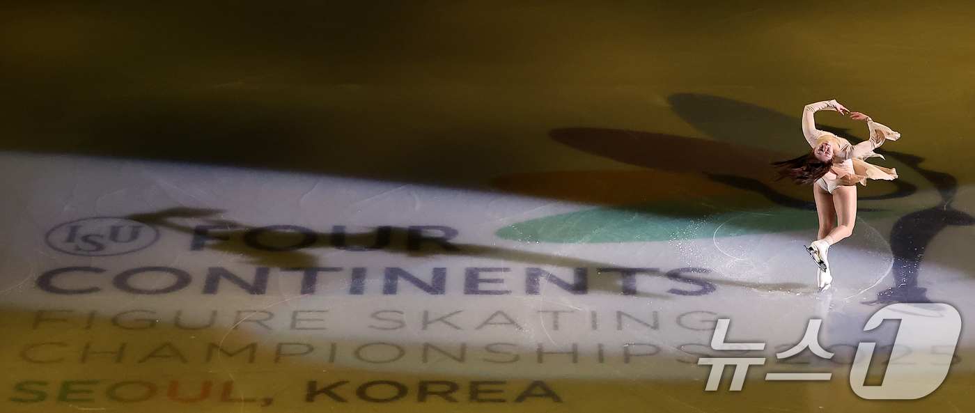 (서울=뉴스1) 김진환 기자 = 위서영이 23일 서울 양천구 목동아이스링크에서 열린 2025 ISU 사대륙 피겨스케이팅 선수권대회 갈라공연에서 퍼포먼스를 펼치고 있다. 2025.2 …