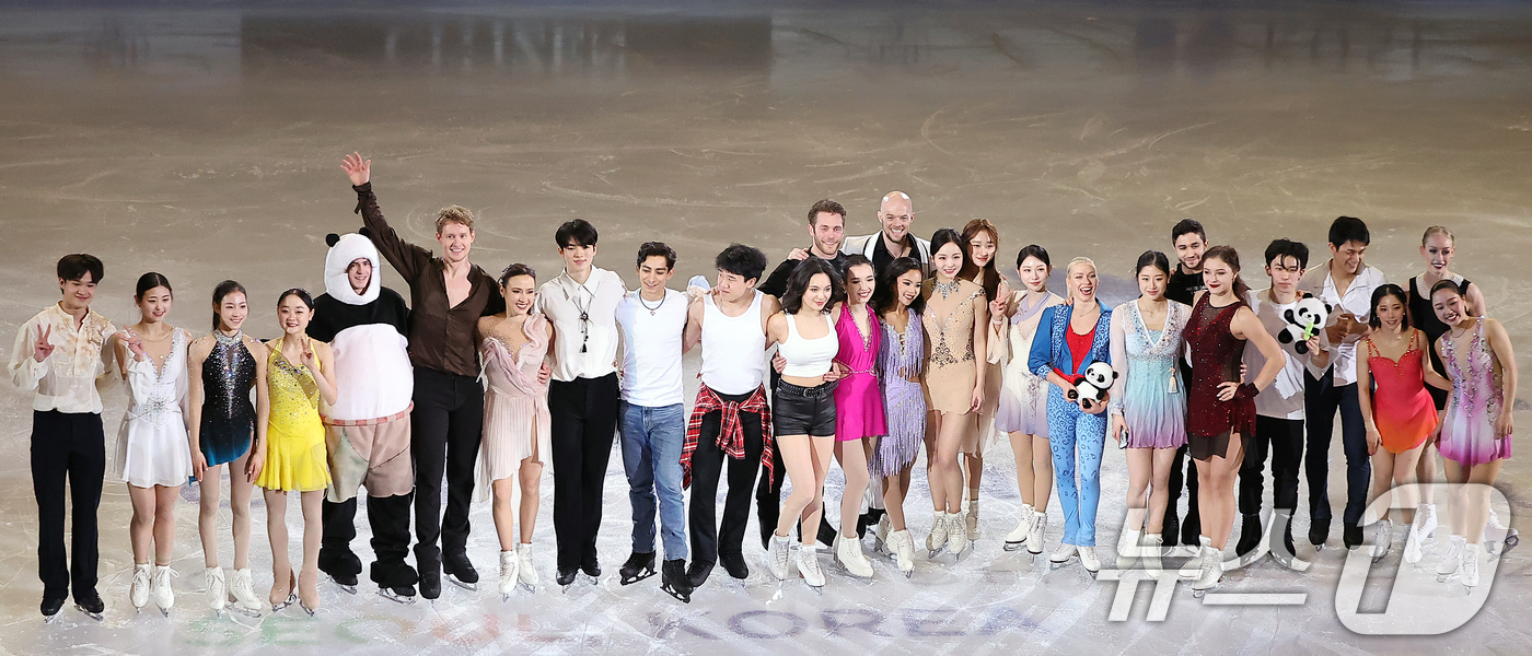 (서울=뉴스1) 김진환 기자 = 23일 서울 양천구 목동아이스링크에서 열린 2025 ISU 사대륙 피겨스케이팅 선수권대회 갈라공연 후 선수들이 기념 촬영을 하고 있다. 2025.2 …