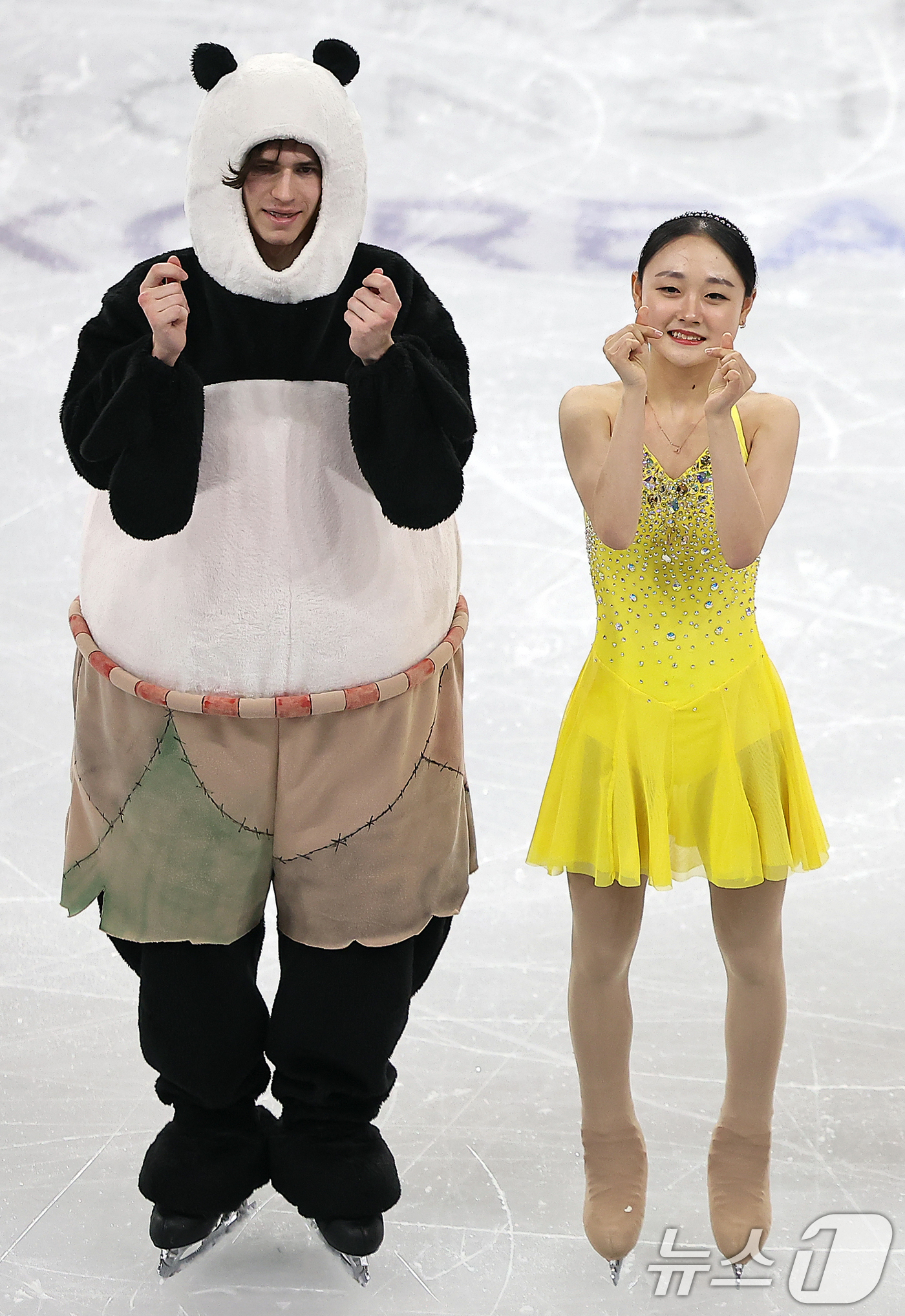 (서울=뉴스1) 김진환 기자 = 피겨  남자 싱글 우승자 카자흐스탄 미하일 샤이도로프와 여자 싱글 우승자 김채연이 23일 서울 양천구 목동아이스링크에서 열린 2025 ISU 사대륙 …