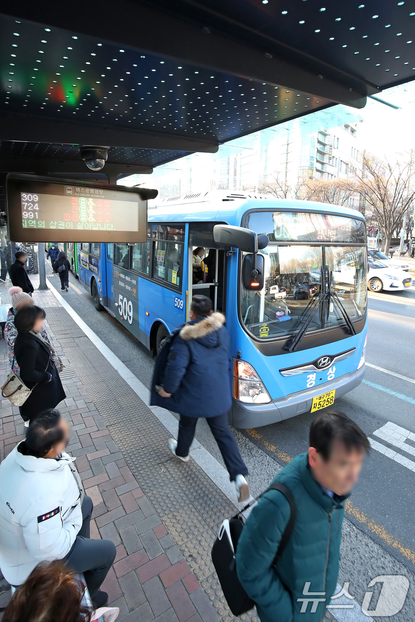 (대구=뉴스1) 공정식 기자 = 대구 시내버스 노선 개편 운행 첫날인 24일 오전 대구 수성구 달구벌대로의 한 버스정류장에서 출근길 시민들이 버스에 오르고 있다.대구시는 도시철도 …