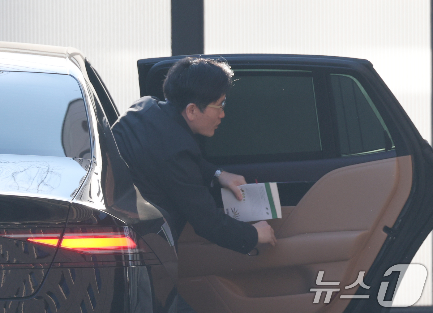 (과천=뉴스1) 김영운 기자 = 오동운 고위공직자범죄수사처(공수처) 처장이 24일 오전 경기 과천시 정부과천청사 공수처로 출근하고 있다. 2025.2.24/뉴스1