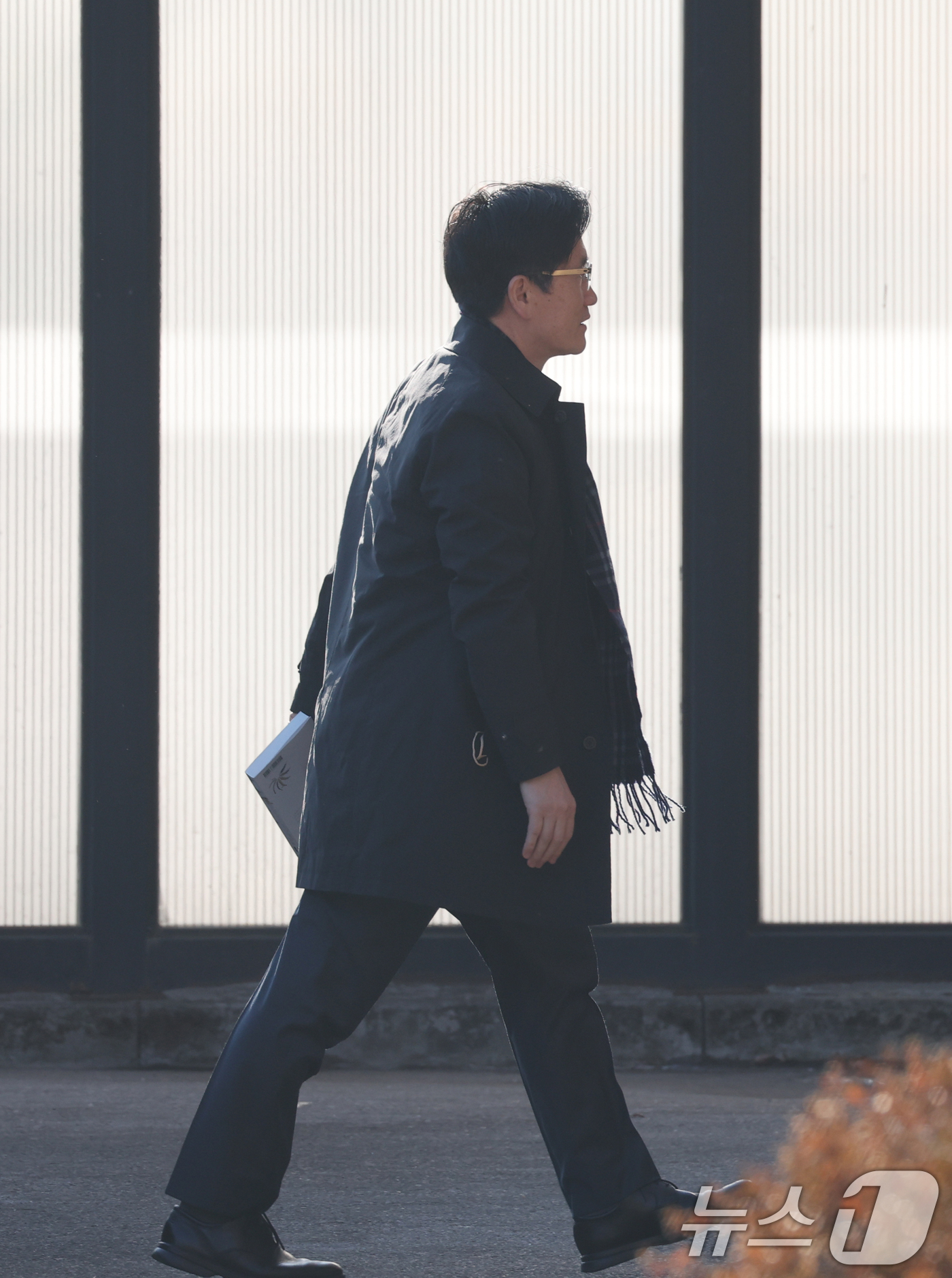 (과천=뉴스1) 김영운 기자 = 오동운 고위공직자범죄수사처(공수처) 처장이 24일 오전 경기 과천시 정부과천청사 공수처로 출근하고 있다. 2025.2.24/뉴스1