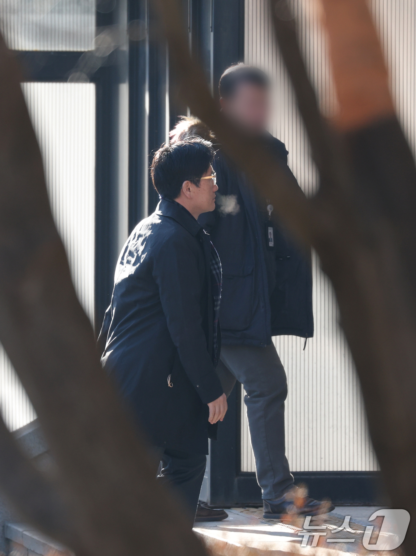 (과천=뉴스1) 김영운 기자 = 오동운 고위공직자범죄수사처(공수처) 처장이 24일 오전 경기 과천시 정부과천청사 공수처로 출근하고 있다. 2025.2.24/뉴스1