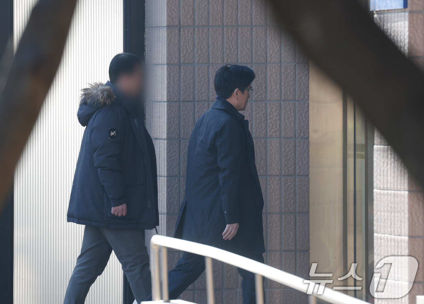 (과천=뉴스1) 김영운 기자 = 오동운 고위공직자범죄수사처(공수처) 처장이 24일 오전 경기 과천시 정부과천청사 공수처로 출근하고 있다. 2025.2.24/뉴스1