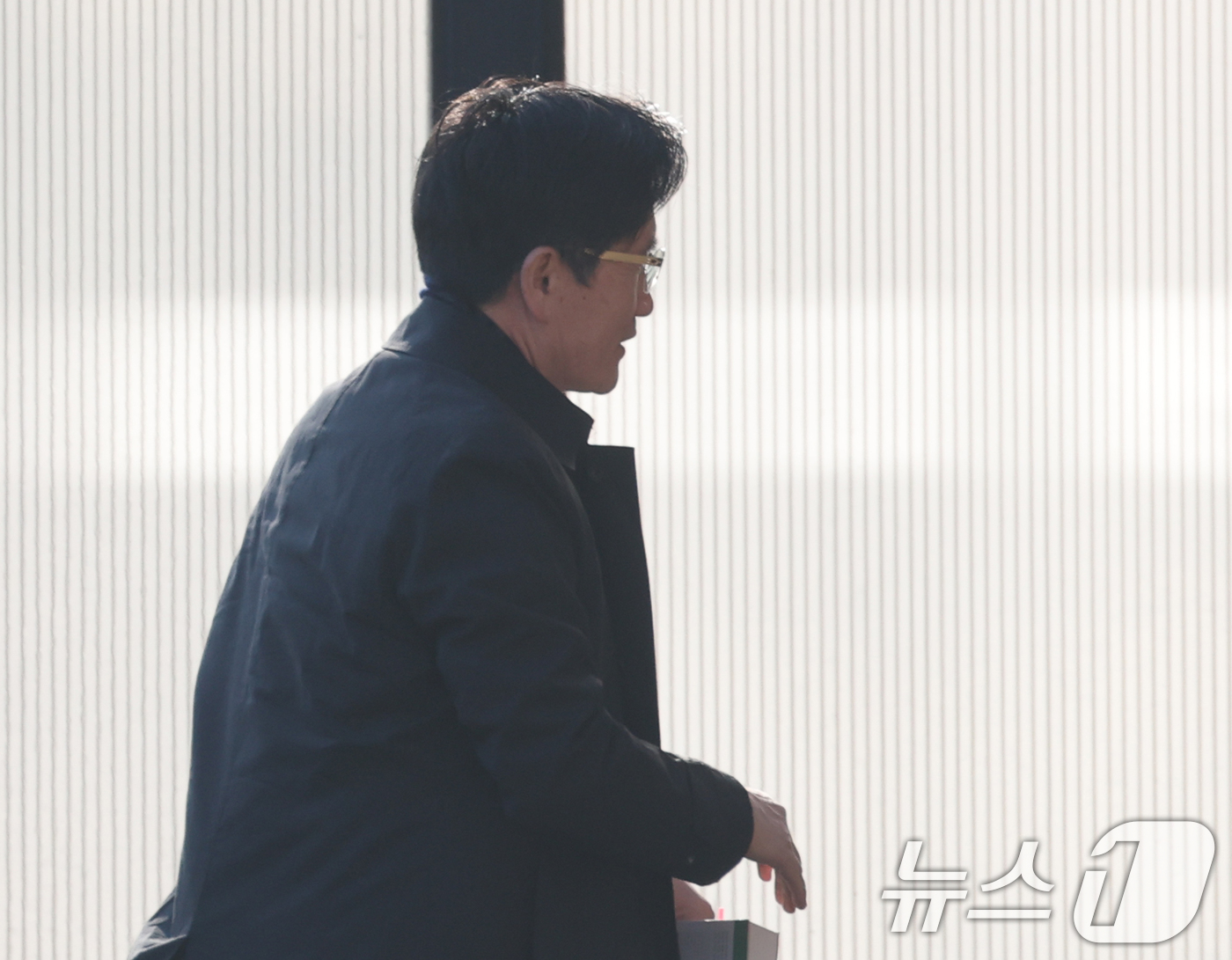 (과천=뉴스1) 김영운 기자 = 오동운 고위공직자범죄수사처(공수처) 처장이 24일 오전 경기 과천시 정부과천청사 공수처로 출근하고 있다. 2025.2.24/뉴스1