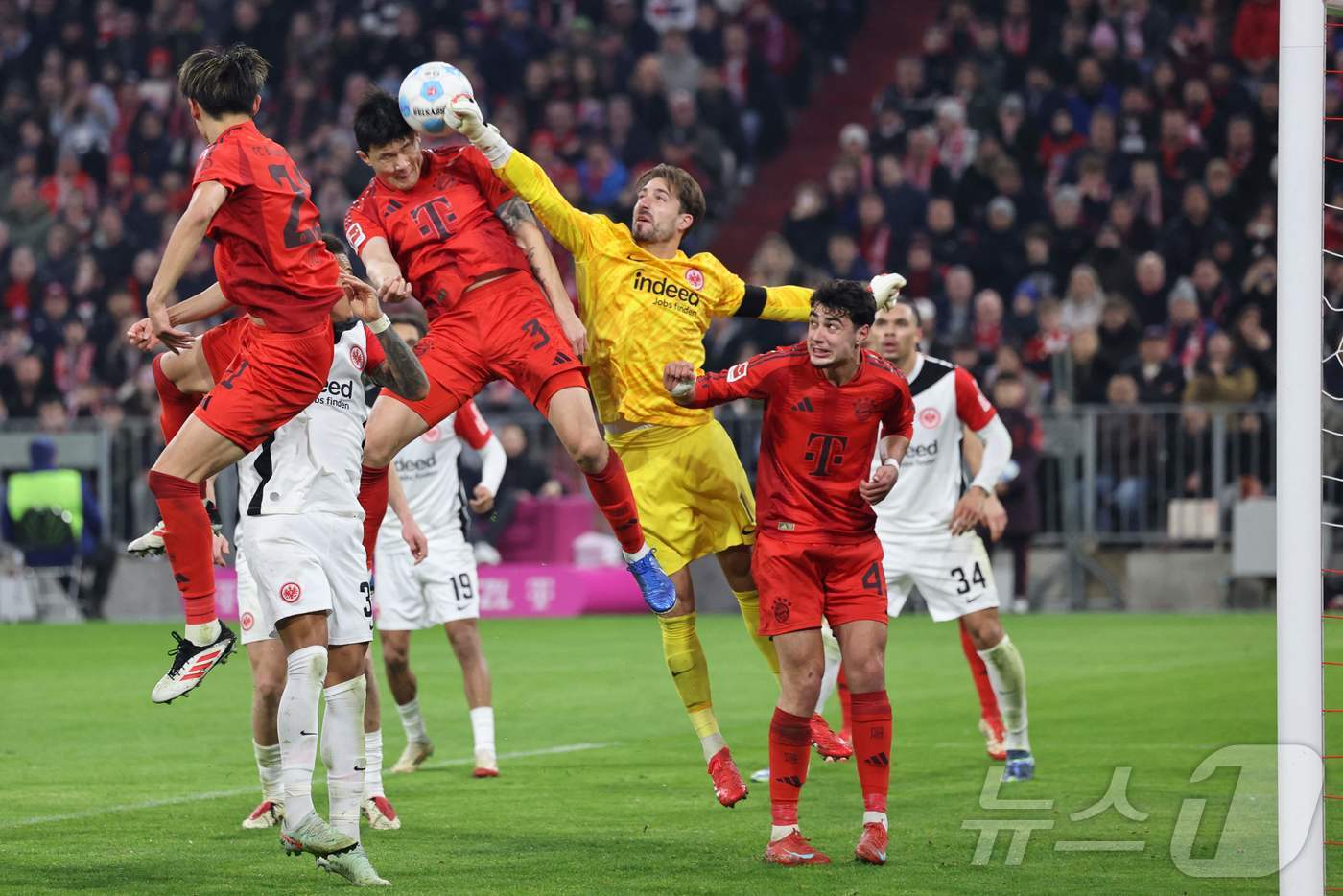 (뮌헨 AFP=뉴스1) 우동명 기자 = 바이에른 뮌헨의 김민재가 23일(현지시간) 독일 뮌헨의 알리안츠 아레나에서 열린 분데스리가 아인트라흐트 프랑크푸르트와 경기 중 헤딩 슛을 하 …