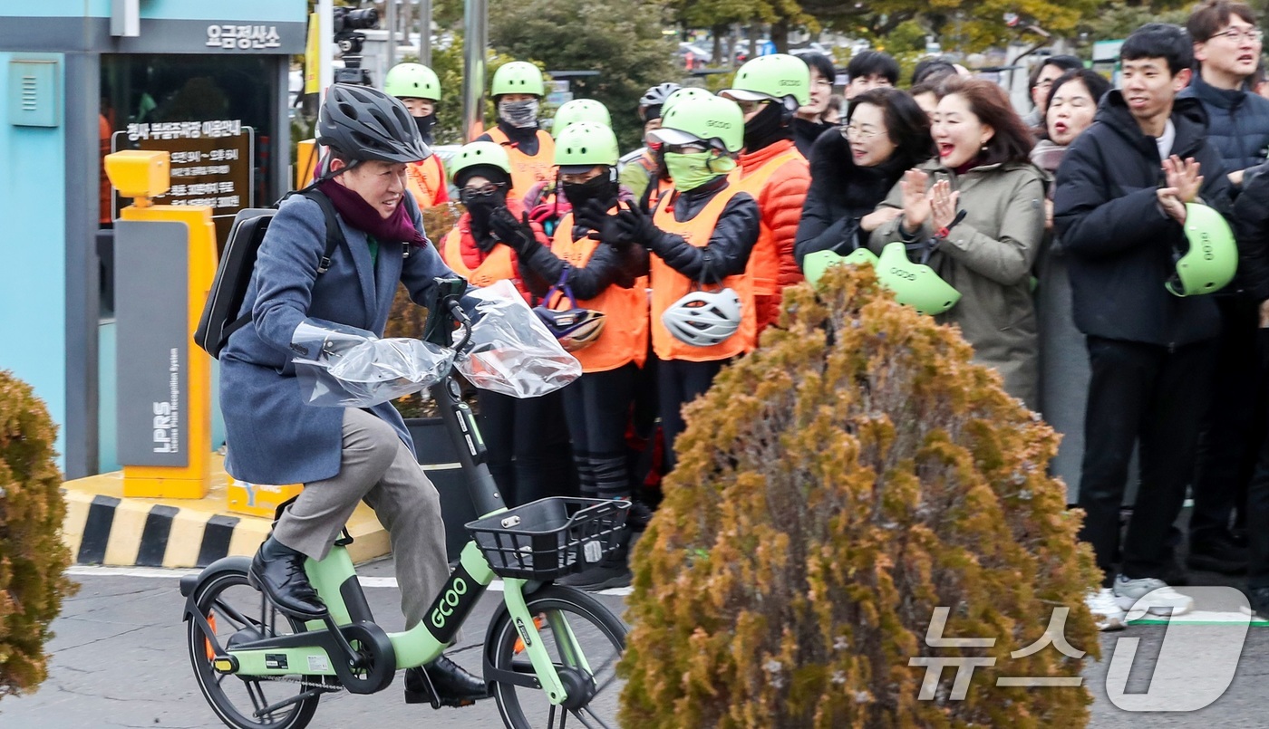 (제주=뉴스1) 고동명 기자 = 제주도 공직자 대상 '전기자전거 출퇴근 시범사업' 발대식이 열린 24일 오전 오영훈 도지사가 전기자전거를 타고 도청에 출근하고 있다.2025.2.2 …