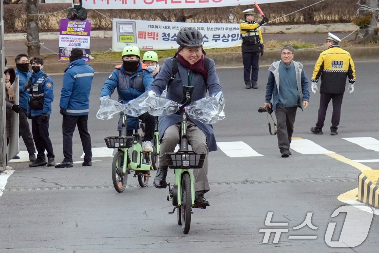 (제주=뉴스1) 고동명 기자 = 제주도 공직자 대상 '전기자전거 출퇴근 시범사업' 발대식이 열린 24일 오전 오영훈 도지사가 전기자전거를 타고 도청에 출근하고 있다.2025.2.2 …