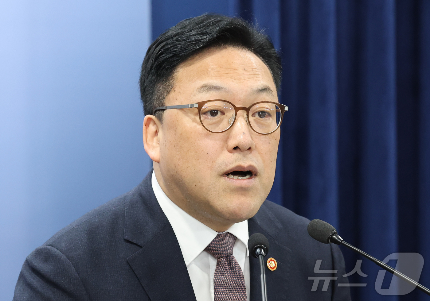 (서울=뉴스1) 임세영 기자 = 김병환 금융위원회 위원장이 24일 오전 서울 종로구 정부서울청사에서 열린 정례 기자간담회에서 발언을 하고 있다. 2025.2.24/뉴스1