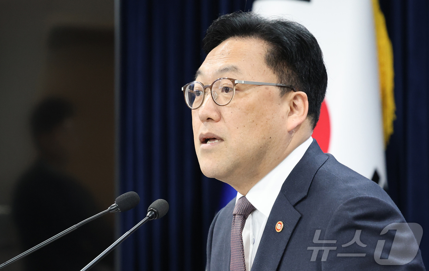 (서울=뉴스1) 임세영 기자 = 김병환 금융위원회 위원장이 24일 오전 서울 종로구 정부서울청사에서 열린 정례 기자간담회에서 발언을 하고 있다. 2025.2.24/뉴스1