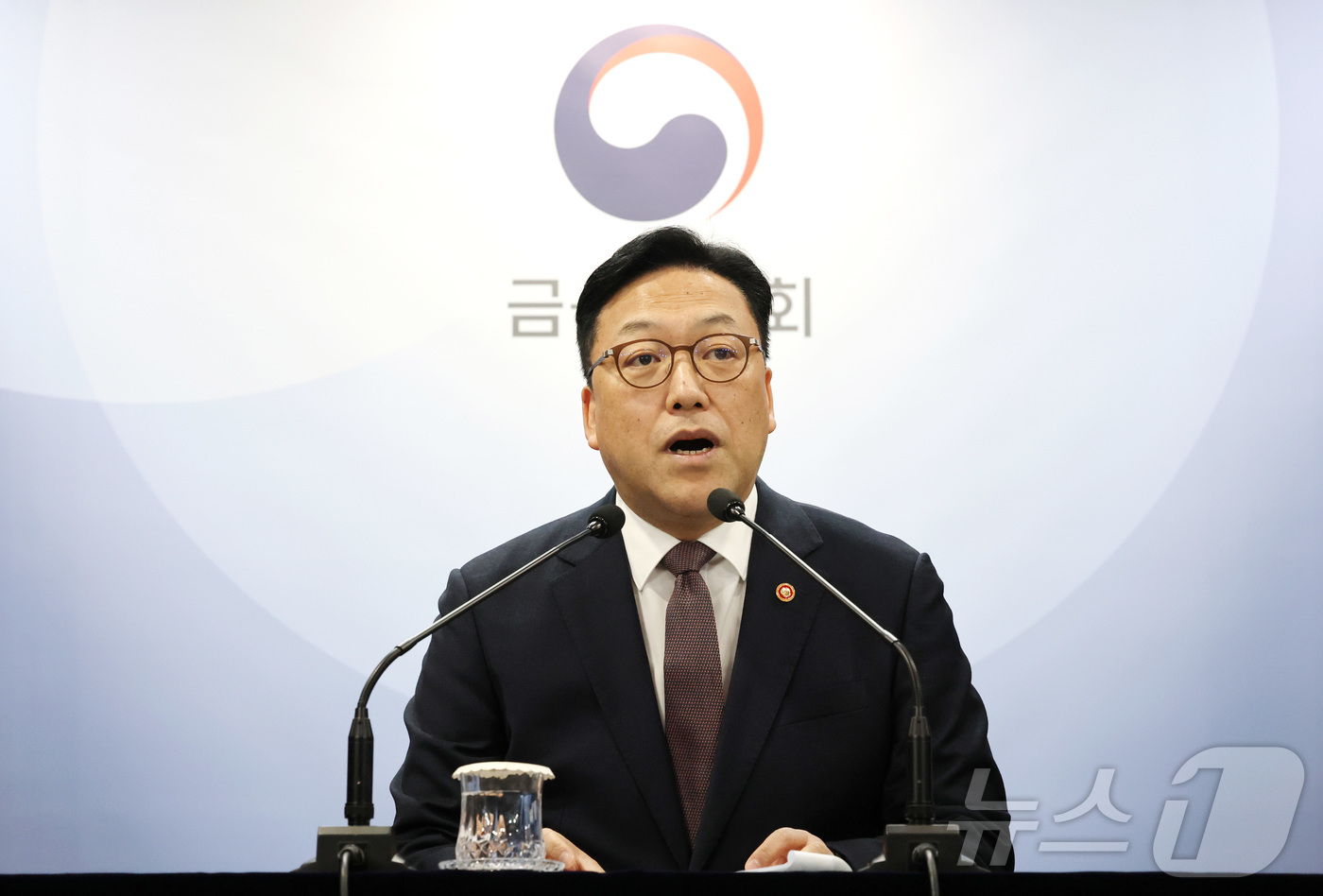 (서울=뉴스1) 임세영 기자 = 김병환 금융위원회 위원장이 24일 오전 서울 종로구 정부서울청사에서 열린 정례 기자간담회에서 발언을 하고 있다. 2025.2.24/뉴스1