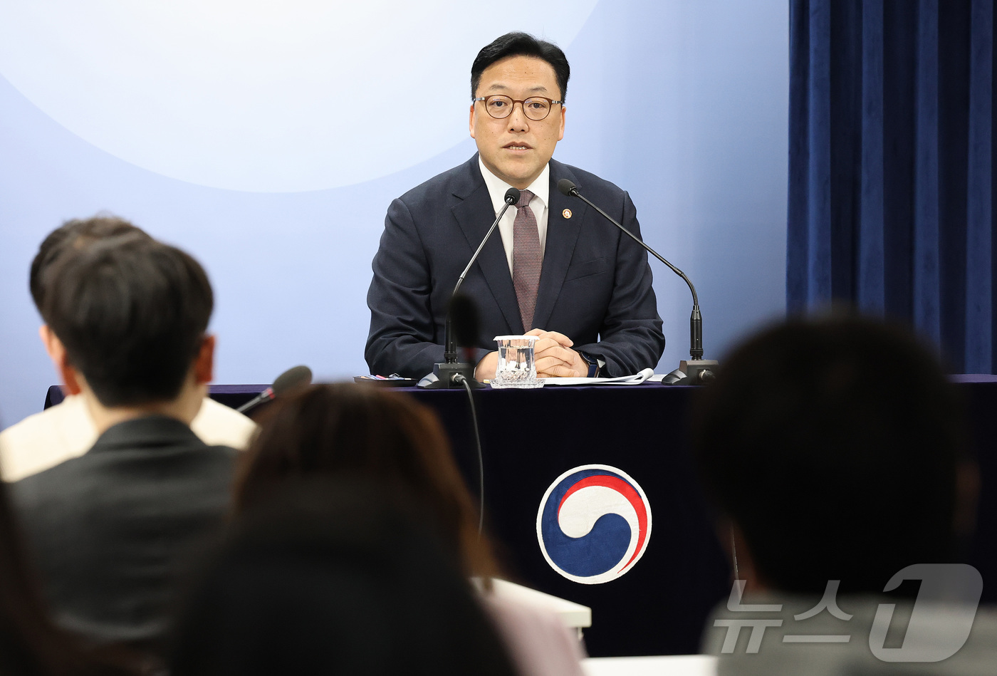 (서울=뉴스1) 임세영 기자 = 김병환 금융위원회 위원장이 24일 오전 서울 종로구 정부서울청사에서 열린 정례 기자간담회에서 발언을 하고 있다. 2025.2.24/뉴스1