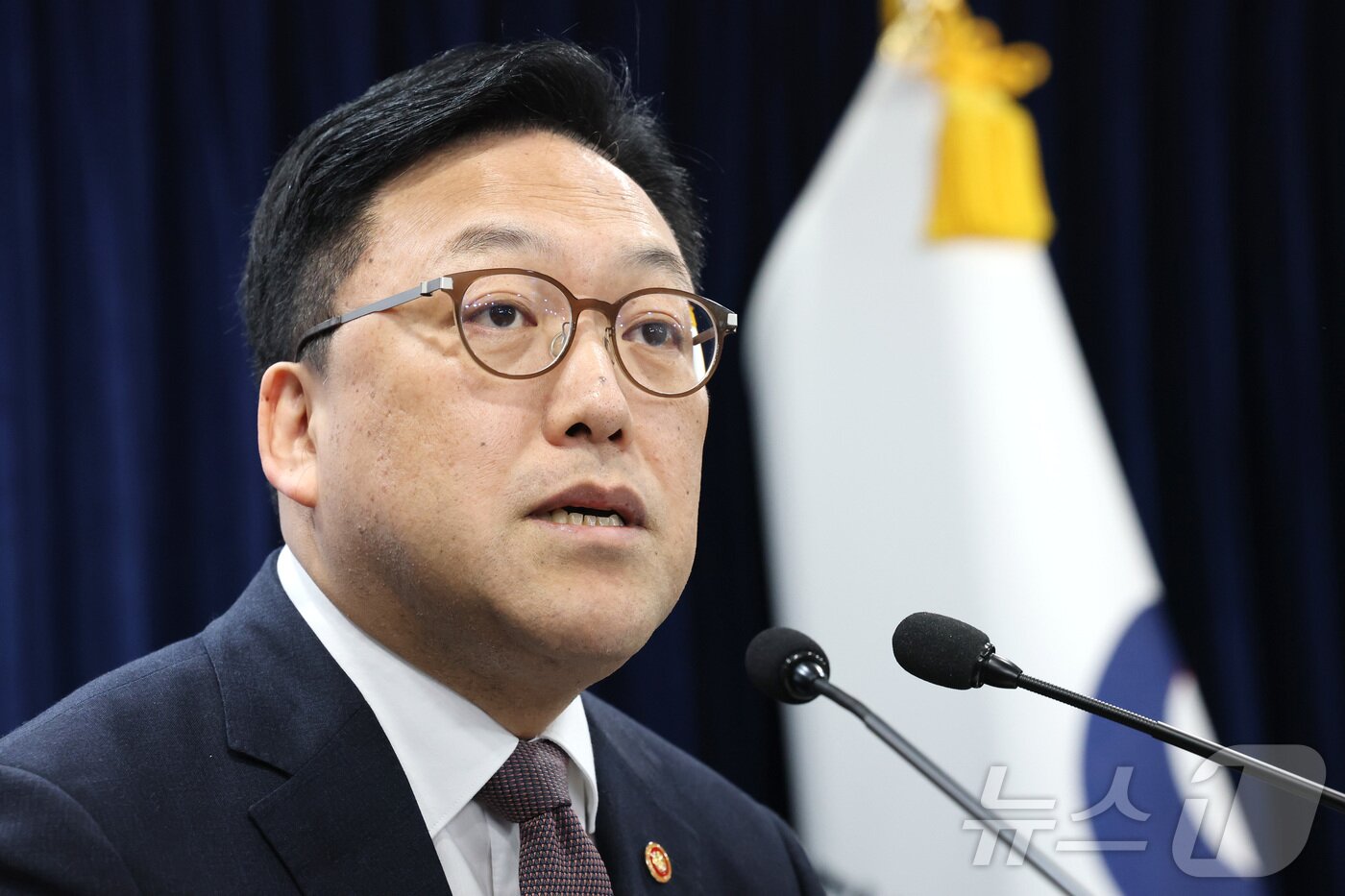 본문 이미지 - 김병환 금융위원회 위원장이 24일 오전 서울 종로구 정부서울청사에서 열린 정례 기자간담회에서 발언을 하고 있다. 2025.2.24/뉴스1 ⓒ News1 임세영 기자