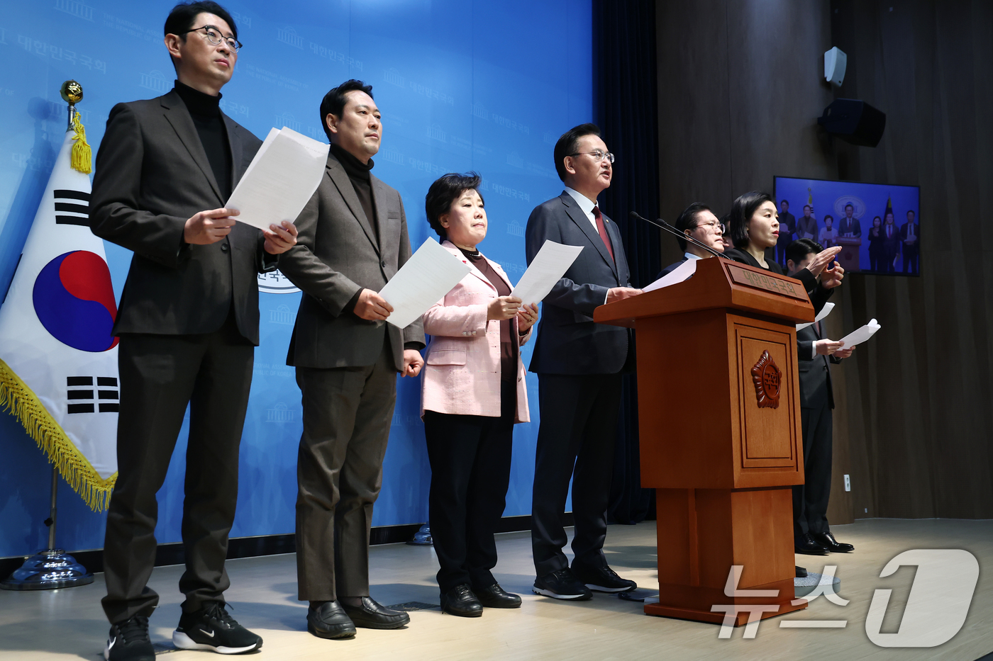 (서울=뉴스1) 김민지 기자 = 국회 법제사법위원회 소속 국민의힘 유상범 간사를 비롯한 의원들이 24일 오전 서울 여의도 국회 소통관에서 공수처의 윤석열 대통령에 대한 불법 수사 …