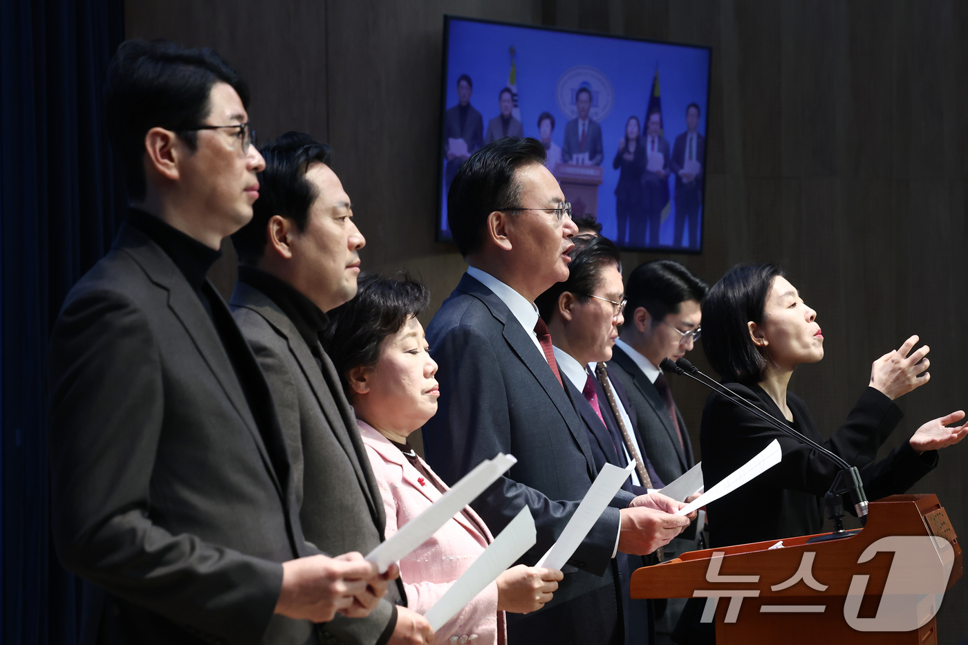 (서울=뉴스1) 김민지 기자 = 국회 법제사법위원회 소속 국민의힘 유상범 간사를 비롯한 의원들이 24일 오전 서울 여의도 국회 소통관에서 공수처의 윤석열 대통령에 대한 불법 수사 …