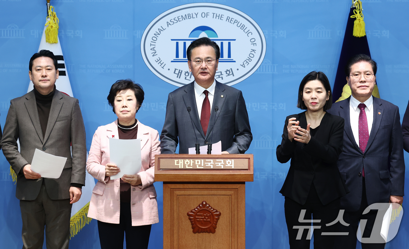 (서울=뉴스1) 김민지 기자 = 국회 법제사법위원회 소속 국민의힘 유상범 간사를 비롯한 의원들이 24일 오전 서울 여의도 국회 소통관에서 공수처의 윤석열 대통령에 대한 불법 수사 …