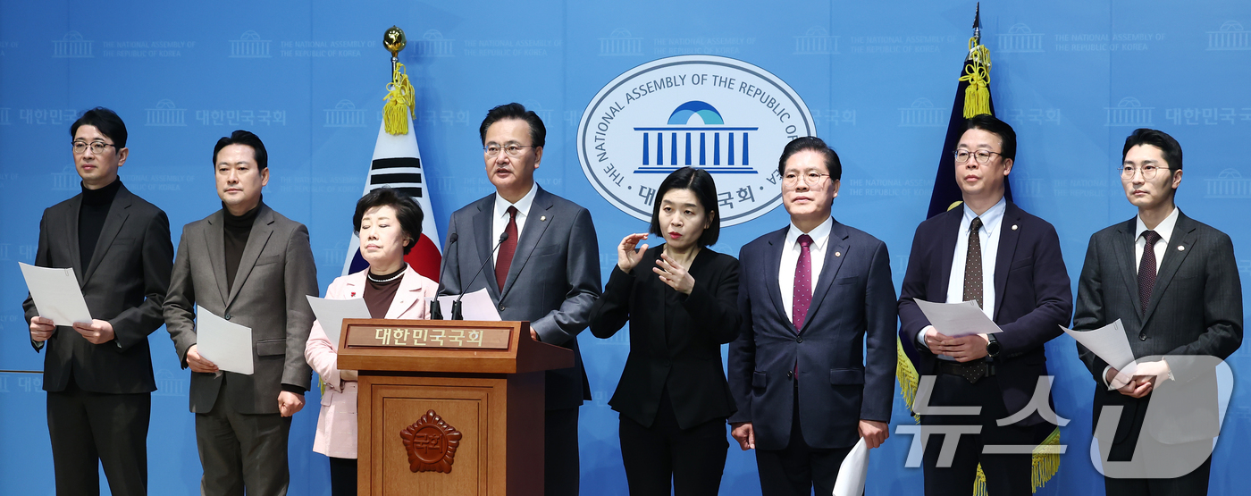 (서울=뉴스1) 김민지 기자 = 국회 법제사법위원회 소속 국민의힘 유상범 간사를 비롯한 의원들이 24일 오전 서울 여의도 국회 소통관에서 공수처의 윤석열 대통령에 대한 불법 수사 …