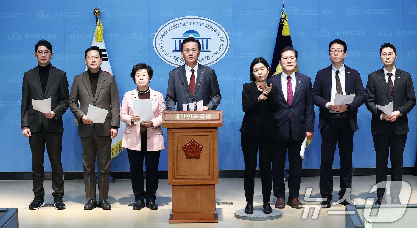 (서울=뉴스1) 김민지 기자 = 국회 법제사법위원회 소속 국민의힘 유상범 간사를 비롯한 의원들이 24일 오전 서울 여의도 국회 소통관에서 공수처의 윤석열 대통령에 대한 불법 수사 …